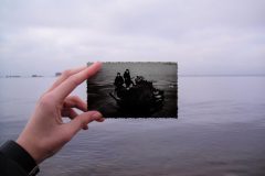 Берег Финского залива и старая фотография с двумя мальчиками
